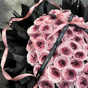 Exquisiter Seifenrosen Blumenstrauß in schwarzem Papier für romantische Geschenke.
