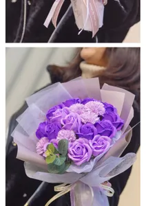 Nahaufnahme des lila künstlichen Rosenstrauchs mit eleganter Geschenkverpackung und Schleife.