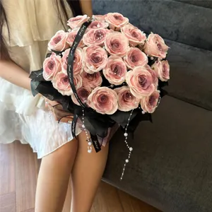 Detalle de ramo de flores de jabón de rosas artificiales exquisito, regalo romántico perfecto.