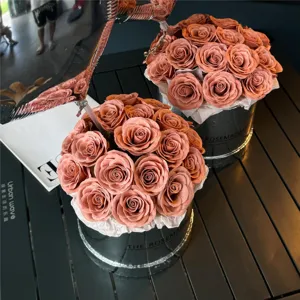 Élégant coffret rond de bouquet de roses artificielles cadeau pour la Saint-Valentin.