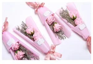 Detailweergave van roze rozenboeketten met gedroogd gras en decoratieve strikken