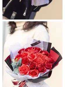 Künstlicher roter Rosen Blumenstrauß mit schwarzem Geschenkpapier für Geschenke.