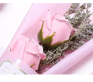 Gedetailleerde close-up van een roze rozenboeket met elegante gedroogde statice bloemen roze