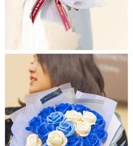 Detailansicht des blau-weißen Kunstrosenstrauchs mit Geschenkpapier und Schleifentext.