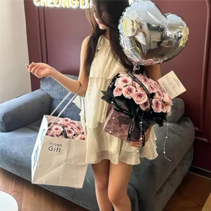 Hermosa caja de regalo de rosas eternas con globo de corazon y bolsa para San Valentin