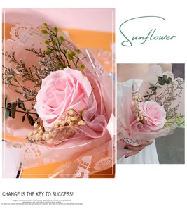 Détail de bouquet de roses en savon rose, papier d'emballage en dentelle et fleurs.