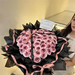 Herzfoermiger Rosenstrauss Detailansicht mit exquisitem Blumenarrangement und Verpackung.