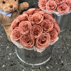 Bouquet de roses en fleurs de savon coffret cadeau avec peluche ours mignon pour Saint-Valentin.