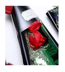 Close-up van rood rozenboeket met Thank you kaart in elegante zwarte verpakking.