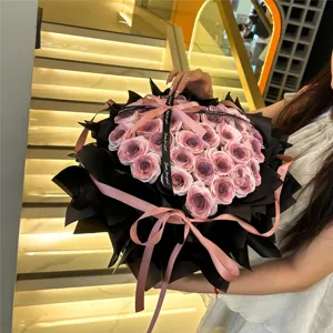 Herzform Rosenstrauch, schwarze und rosa Verpackung, romantisches Geschenk Freundin.
