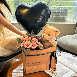 Vue détaillée de l'ours en peluche mignon et du bouquet de roses de savon dans un sac cadeau.