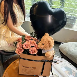 Boîte cadeau bouquet de fleurs en peluche avec roses romantiques et ballon pour occasions.