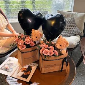 Bouquet de fleurs en roses ours en peluche boîte cadeau avec ballons cœurs pour la Saint-Valentin.