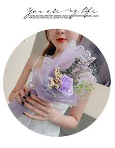 Vue détaillée d'un bouquet de fleurs de savon rose violet avec emballage en dentelle.