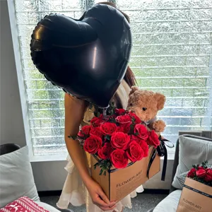 Coffret bouquet de roses et ours en peluche pour la Saint-Valentin, beau cadeau romantique.
