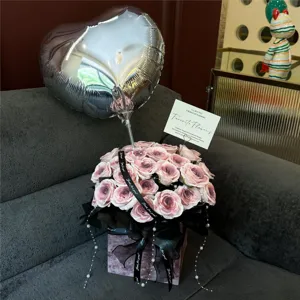 Ewige Seifenrosen Blumenstrauß Geschenkbox mit silbernem Herzballon zum Valentinstag