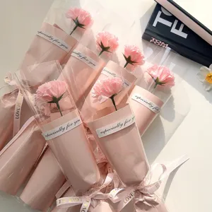 Elegante roze kunstmatige anjerboeketten individueel verpakt met sierlinten