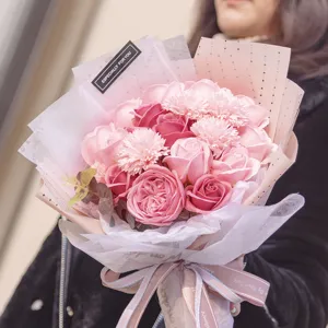 Wunderschöner künstlicher Rosenstrauch Geschenkkarton für Geburtstag und Abschlussfeier.