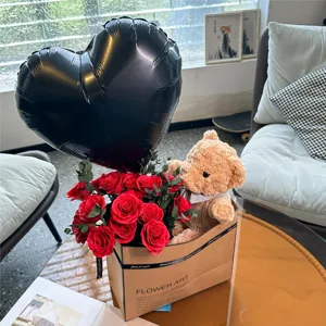Bouquet d'ours en peluche avec roses rouges et ballon noir pour cadeau de Saint-Valentin.