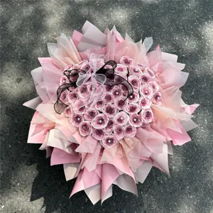 Herzförmiger Seifenrosen Blumenstrauß als Valentinstag Geschenk, rosa künstliche Blumen