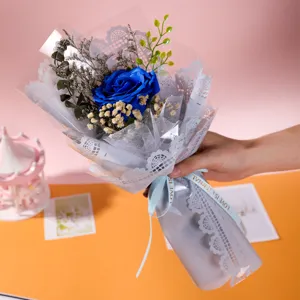 Bouquet de fleurs de roses en savon bleu cadeau romantique pour la Saint-Valentin et la fête des mères.