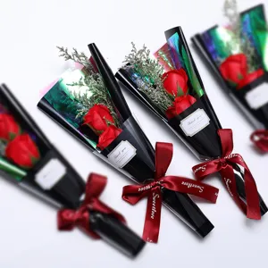 Rood boeket zeeprozen met bedankkaartje en rood Sweetlove-lint
