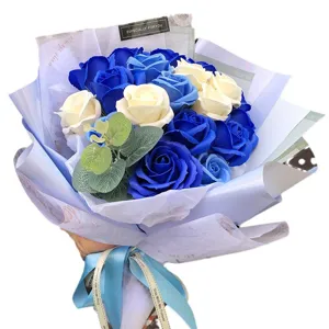 Schöner blauer und weißer künstlicher Rosen Blumenstrauss als perfektes Geschenk für Abschluss.