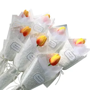 Meraviglioso bouquet di tulipani artificiali confezionato come regalo per insegnanti