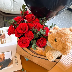 Ours en peluche avec bouquet de roses rouges boîte cadeau pour la Saint-Valentin anniversaire.