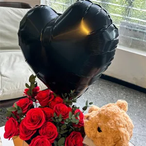 Bouquet de roses cadeau de Saint-Valentin avec peluche d'ours et ballon cœur noir.