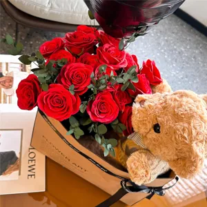 Bouquet de roses rouges avec peluche d'ours en boite cadeau, parfait pour la Saint-Valentin.