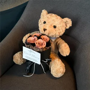 Vue détaillée du coffret cadeau bouquet de roses ours en peluche pour la Saint-Valentin.