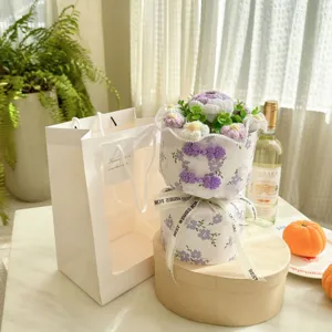 Bouquet de fleurs au crochet lavande fait main avec emballage style qipao et sac cadeau