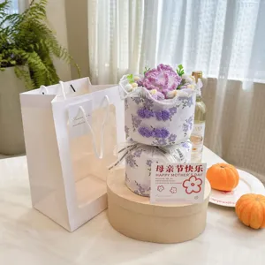 Bouquet de fleurs au crochet fait main dans une boîte à fleurs avec boucle qipao traditionnelle