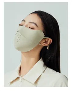 Vista dettagliata della maschera solare in seta di ghiaccio con protezione per gli occhi e fori.