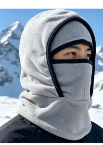 Detailweergave van een grijze thermische fleece bivakmuts voor wintersport.