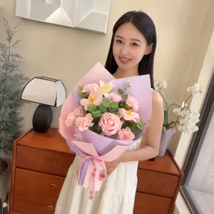 Jeune femme élégante tenant un beau bouquet de roses et d'œillets en fleurs de savon