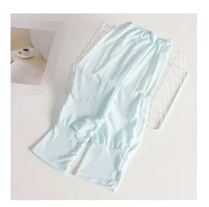 Vue détaillée des manchons de protection solaire en soie glacée bleu clair, confortables.