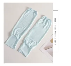 Vue détaillée des manchons de protection solaire en soie glacée, tissu doux et respirant.