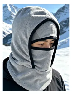 Detailopname van grijze fleece bivakmuts voor winterse winddichte bescherming buiten
