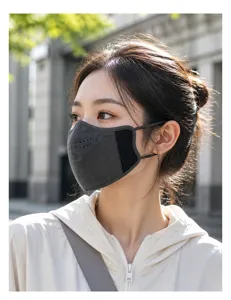 Gros plan sur un masque d'hiver 3D respirant avec aérations et tissu thermique doux