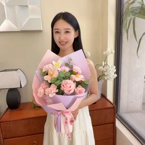 Femme tenant un bouquet de roses et d'œillets en savon comme cadeau d'anniversaire