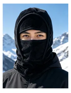 Close-up van zwarte fleece bivakmuts voor wintersport en fietsbescherming in de buitenlucht