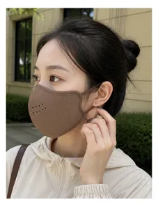 Gros plan d'un masque 3D marron respirant avec trous d'aération pour le cyclisme hivernal