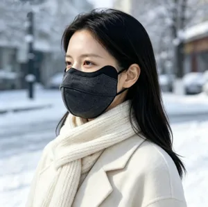 Detalle en primer plano de la mascarilla facial de invierno cálida con protección ocular en nieve.