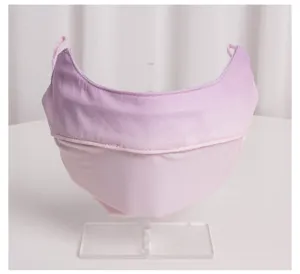 Vista dettagliata di una maschera solare in seta di ghiaccio con sfumatura rosa e viola.