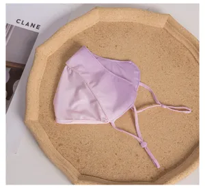 Dettaglio maschera parasole in seta ghiaccio tie-dye viola per attività estive all'aperto.