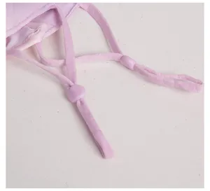 Dettaglio dei passanti elastici regolabili di una maschera protettiva solare in seta ghiaccio