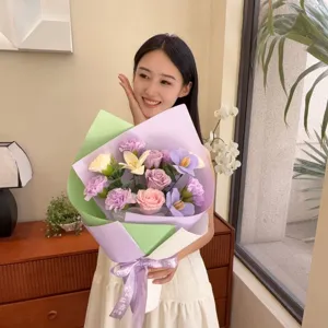 Belle femme asiatique tenant un bouquet de fleurs de savon violet avec roses et œillets