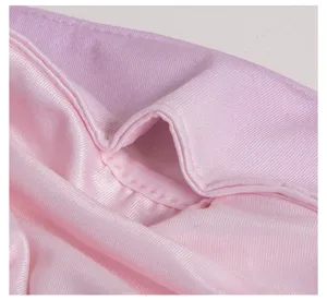 Primo piano del tessuto in seta di ghiaccio rosa che mostra i dettagli della trama traspirante.